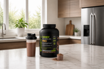 Whey Protein Isolate 90 PRO +Watt 2 kg in einer modernen Küche mit Schoko-Proteinshake